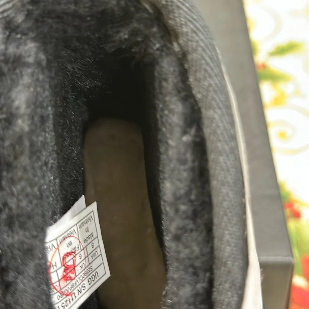 UGG women Cosmic Black and Gray Boots - Picture 6 of 7